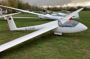 Astir CS Astir CS auf der Wiese vor anderen Flugzeugen des Aero-Club Koblenz