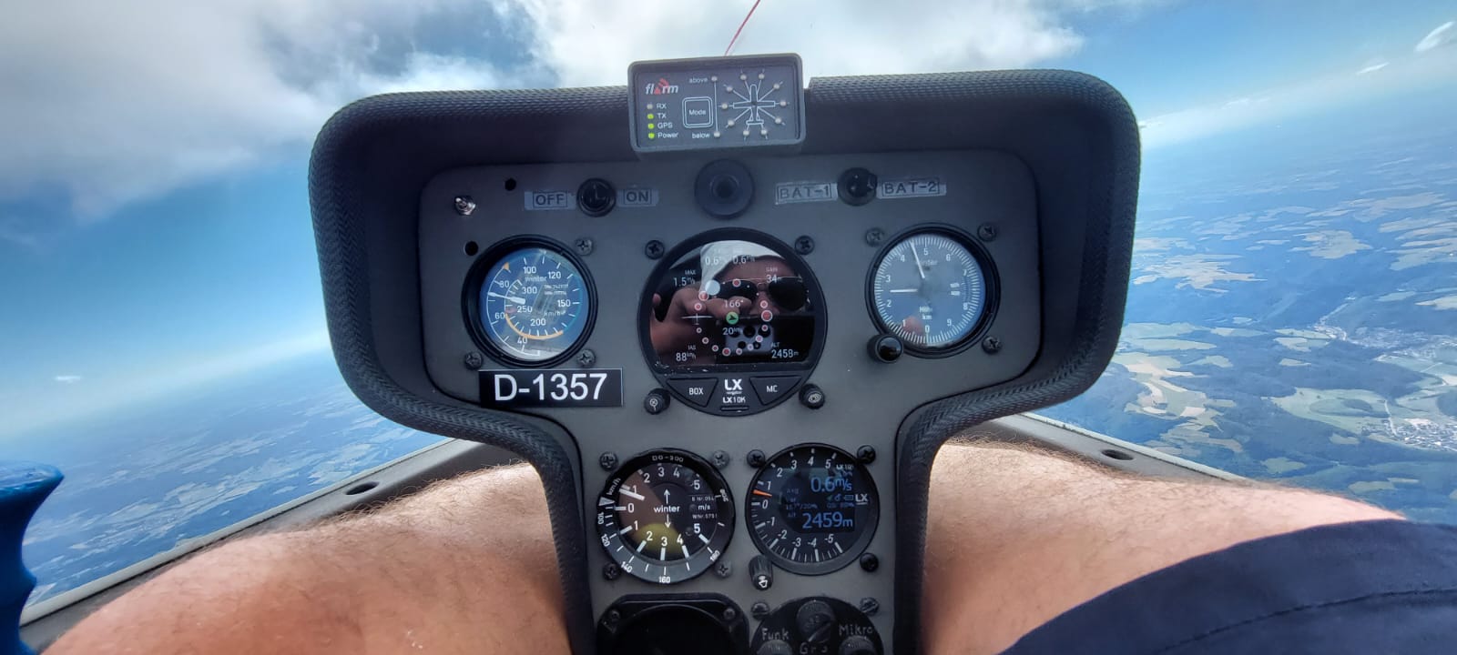 Foto aus dem Cockpit eines Segelflugzeugs im Flug. Insbesondere ist das Instrumentenbrett zu erkennen.