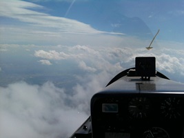 über den Wolken Luftaufnahme vom Wellenflug oberhalb der Wolken.